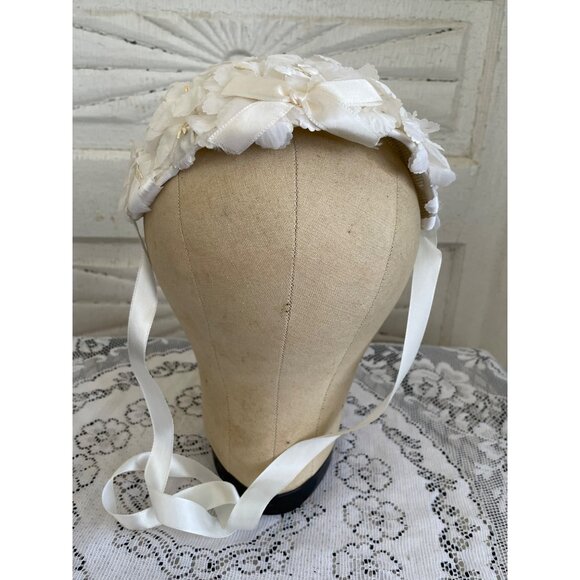unbranded Accessories - Vintage 1950s  White Floral Head Band Bonnet With Ties Hat